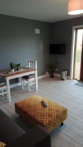 TV a/nebo společenská místnost v ubytování Cherry Blossom Lodge