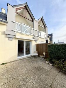 キブロンにあるLovely ! T2 Top Cosy - Terrasseのバルコニーとテーブル付きのパティオが備わる家