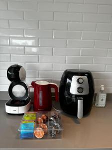 encimera con cafetera y cafetera en Studio de Alto Padrão no Jardim Aquarius, en São José dos Campos