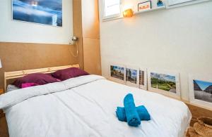 a bedroom with a bed with a blue towel on it at Nid douillet Romainville in Romainville
