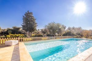 切列梅萨皮卡Villa Acqua Azzurra的一个带木栅栏的庭院内的游泳池