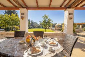 切列梅萨皮卡Villa Acqua Azzurra的露台上的餐桌上放着食物