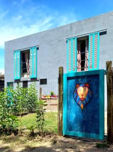 a building with a painting of a cat on it at Leo in Punta del Este