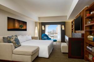 una camera d'albergo con un letto e un divano di Renaissance Phoenix Downtown Hotel a Phoenix