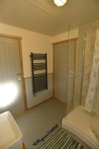 ein Badezimmer mit Glasdusche und Waschbecken in der Unterkunft Sweet Pea Cottage, Amroth in Amroth + 51 Fotos