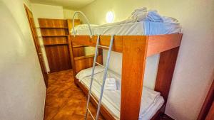 un set di letti a castello in una camera di Appartamento Smith Malvasia - Solo Affitti Brevi a Bardonecchia