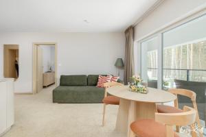 Ruang duduk di K&K Apartment - Premium z basenem - SeaShell - Easy - Rent Apartments