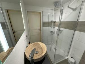 een badkamer met een wastafel en een douche bij "Huus ant Diek", Ferienhaus mit Maisonette Wohnung in Deichnähe, Nähe Norddeich in Norden +31 foto's