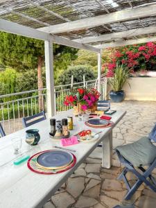 Balkón alebo terasa v ubytovaní Maison Vue Mer à Lumio avec Terrasse et Jardin Clos