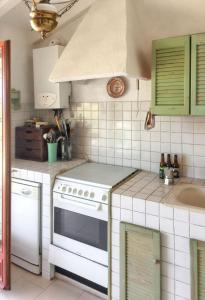 Kuchyňa alebo kuchynka v ubytovaní Maison Vue Mer à Lumio avec Terrasse et Jardin Clos