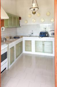 Kuchyňa alebo kuchynka v ubytovaní Maison Vue Mer à Lumio avec Terrasse et Jardin Clos