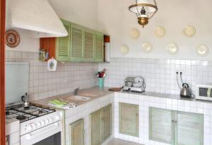 Kuchyňa alebo kuchynka v ubytovaní Maison Vue Mer à Lumio avec Terrasse et Jardin Clos