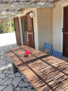 Balkón alebo terasa v ubytovaní Maison Vue Mer à Lumio avec Terrasse et Jardin Clos