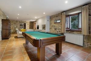 Una sala de estar con una mesa de billar. en Quinta da Ataíde - Turismo Rural, en Rendufe
