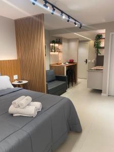 een slaapkamer met een bed en een bank en een keuken bij Studio Novíssimo em Localização perfeita no Centro-RJ in Rio de Janeiro