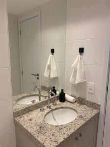 een badkamerbar met 2 wastafels en een spiegel bij Studio Novíssimo em Localização perfeita no Centro-RJ in Rio de Janeiro