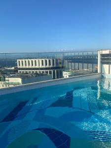 een groot zwembad bovenop een gebouw bij Studio Novíssimo em Localização perfeita no Centro-RJ in Rio de Janeiro