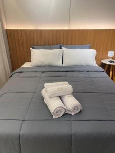 een bed met twee handdoeken bovenop bij Studio Novíssimo em Localização perfeita no Centro-RJ in Rio de Janeiro