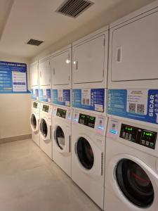 een rij wasmachines in een wasruimte bij Studio Novíssimo em Localização perfeita no Centro-RJ in Rio de Janeiro +21 foto's