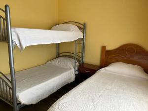 a room with two bunk beds and a bed at Casa Condominio la Bahía in Coquimbo