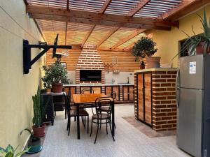 eine Terrasse mit Tisch und Stühlen und eine Küche in der Unterkunft Casa Condominio la Bahía in Coquimbo