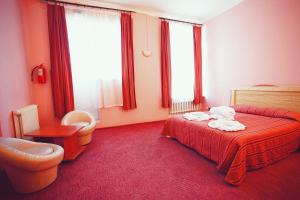 モスクワにあるOtdykh 2 Hotelのベッドルーム1室(ベッド1台、椅子、窓付)