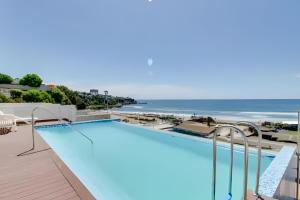 a swimming pool with the ocean in the background at Playa la Boca con vista al mar in Concón