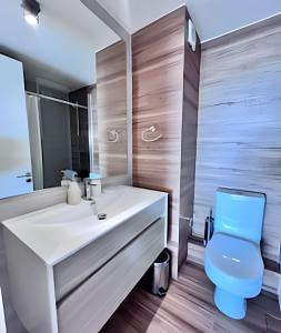 a bathroom with a white sink and a blue toilet at Playa la Boca con vista al mar in Concón