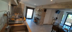 A kitchen or kitchenette at Gite l 'Eternelle