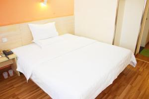 Voodi või voodid majutusasutuse 7Days Inn Deyang Wenmiao Square toas