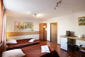 Pokój hotelowy z 2 łóżkami i biurkiem w obiekcie Hotel ABC w mieście Penza