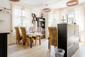 Kuchyň nebo kuchyňský kout v ubytování Max Aviation Villa & Apartments