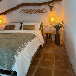 una camera da letto con un letto grande e un tavolo di Cortijo La Pedriza a Iznájar
