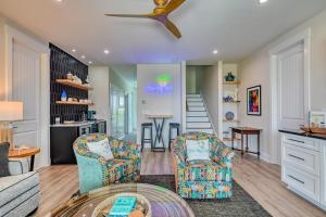 Una sala de estar con dos sillas y una mesa. en Panoramic Ocean Views - Private Pool - Pickleball Court - Luxury Design Build, en North Topsail Beach