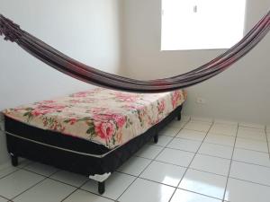 Cama en habitación con marco de cama en AP Super Life Castanhal-Pa, en Castanhal