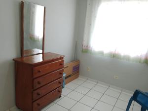 1 dormitorio con tocador con espejo y ventana en AP Super Life Castanhal-Pa, en Castanhal