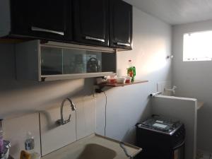 una cocina con fregadero y microondas en AP Super Life Castanhal-Pa, en Castanhal