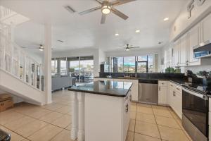 Η κουζίνα ή μικρή κουζίνα στο 2674 Lake View +35 φωτογραφίες
