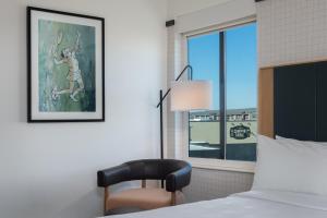 Postel nebo postele na pokoji v ubytování Denizen Hotel