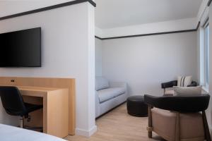TV a/nebo společenská místnost v ubytování Denizen Hotel