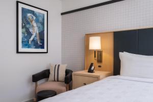 Postel nebo postele na pokoji v ubytování Denizen Hotel