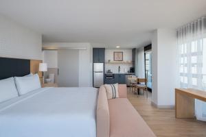 Kuchyň nebo kuchyňský kout v ubytování Denizen Hotel