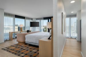Postel nebo postele na pokoji v ubytování Denizen Hotel
