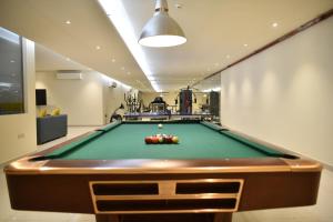 een pooltafel in het midden van een kamer bij بيستانا للشقق المخدومة 2 in Riyad