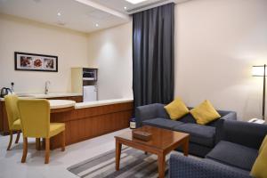 een woonkamer met een bank en een tafel bij بيستانا للشقق المخدومة 2 in Riyad