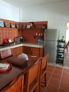 una cocina con encimera y refrigerador en Baan Rim Tarn B&B, en Takua Pa