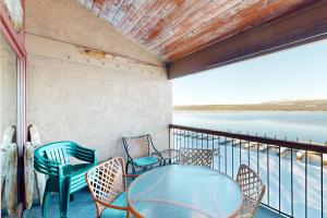 Foto dalla galleria di Crystal Beach Lakefront Condo a McCall