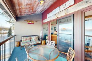 Foto dalla galleria di Crystal Beach Lakefront Condo a McCall