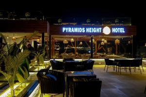 Restoran või mõni muu söögikoht majutusasutuses Pyramids Height Hotel & Pyramids Master Scene Rooftop
