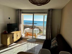 Μια τηλεόραση ή/και κέντρο ψυχαγωγίας στο Appartement vue mer Valras plage